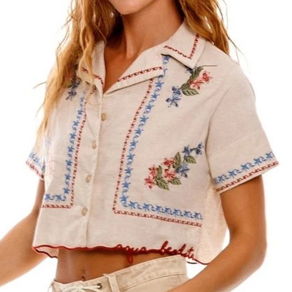 Agua Bendita Itsy Blush Floral Embroidered Notch collar short sleeve crop shirt